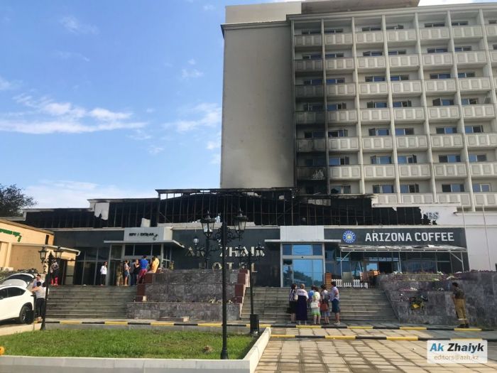 Пожарные объяснили, почему так долго тушили гостиницу «Ак Жайык» 