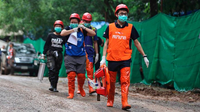 Из затопленной тайской пещеры вывели восьмого мальчика