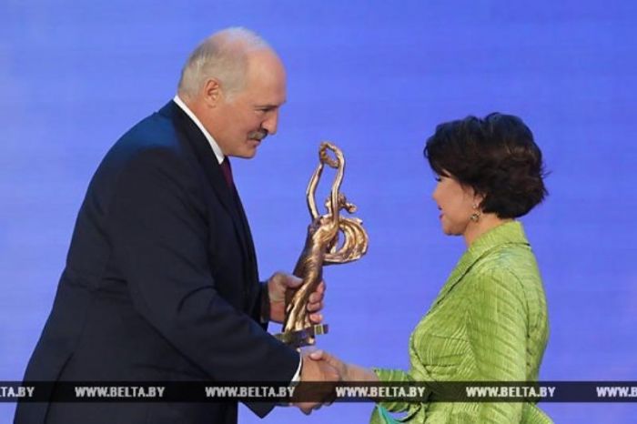 Лукашенко вручил президентскую награду «Славянского базара» Розе Рымбаевой 