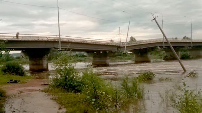 В Чите из-за паводка обрушился мост