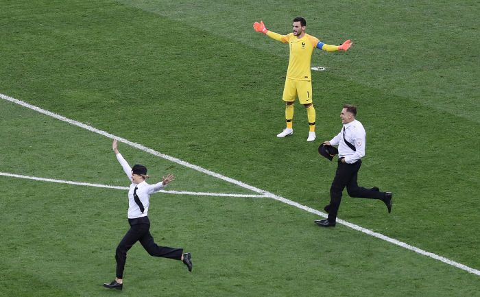 Полиция возбудила дела против выбежавших на поле участников Pussy Riot