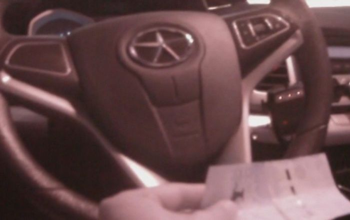 «По-братски»: На видеожетон сняли попытку подкупить полицейского в Мангистау​