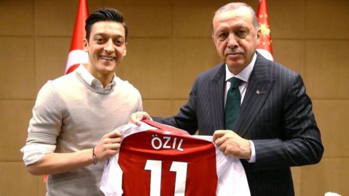 "Меня не принимают в обществе". Озил ушел из сборной Германии