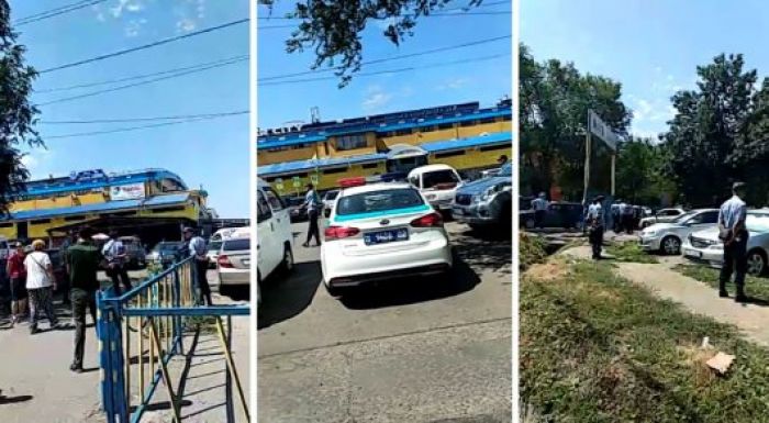 Оцепление полицейских на авторынке "Кар сити" в Алматы сняли на видео 