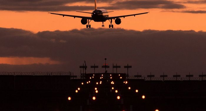 В аэропорту Алматы при посадке хвост самолета задел взлетную полосу 