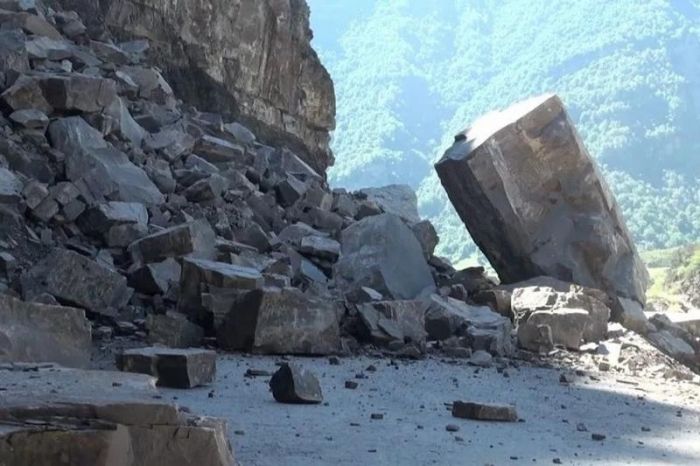 Попавших под камнепад казахстанцев спасают в Кыргызстане 