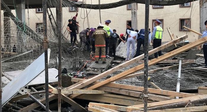 Строящийся коттедж обрушился в Астане: рабочие оказались под завалами 