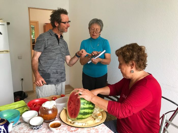 Чай с французом на маленькой кухоньке