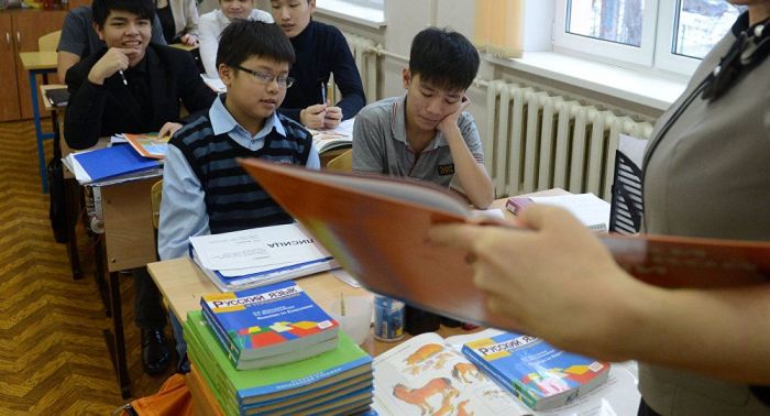 Учителям каких классов повысят зарплату в новом учебном году, рассказали в МОН 