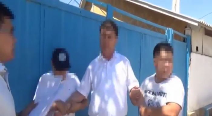 Появилось видео задержания акима района Туркестанской области 