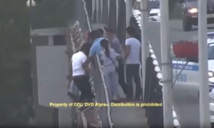 Девушку, решившую броситься с моста в Атырау, спасали в восемь рук