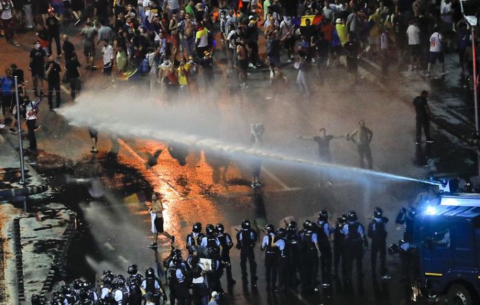 В столкновениях демонстрантов с полицией в Бухаресте пострадали более 200 человек