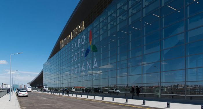 Водитель врезался в витрину паркинга нового вокзала в Астане 