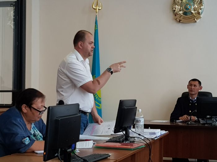 Экс-директор ФК "Актобе" выгнал прокурора и обругал Минфин в зале суда 