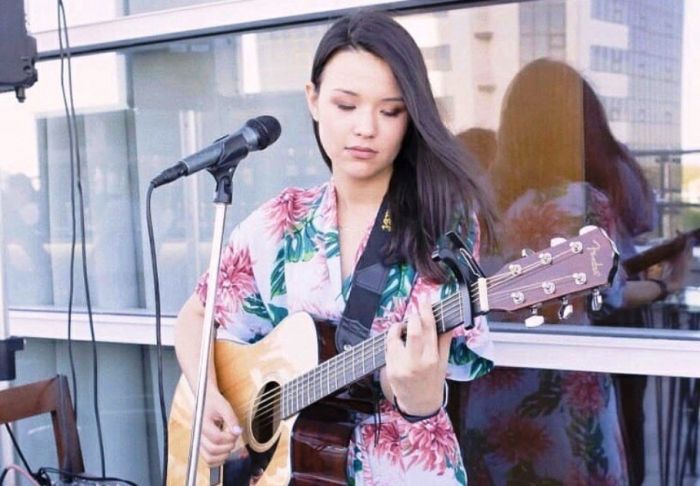 Девушка с гитарой