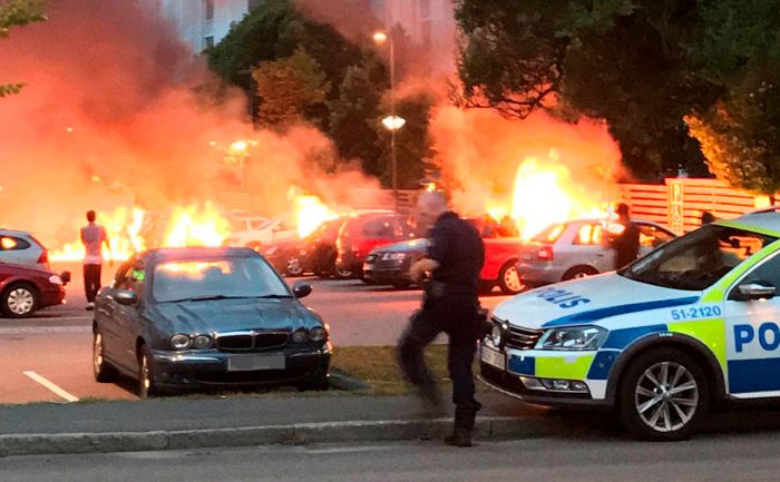 В Швеции неизвестные подожгли и разбили не менее 80 автомобилей 