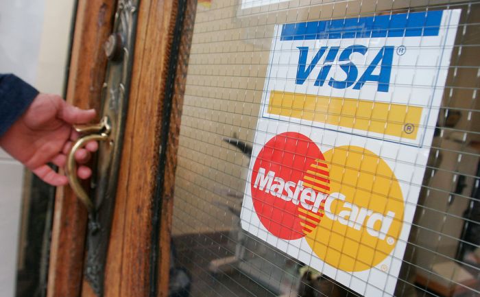 Би-би-си сообщила о прекращении выпуска карт Visa и MasterCard в Крыму 