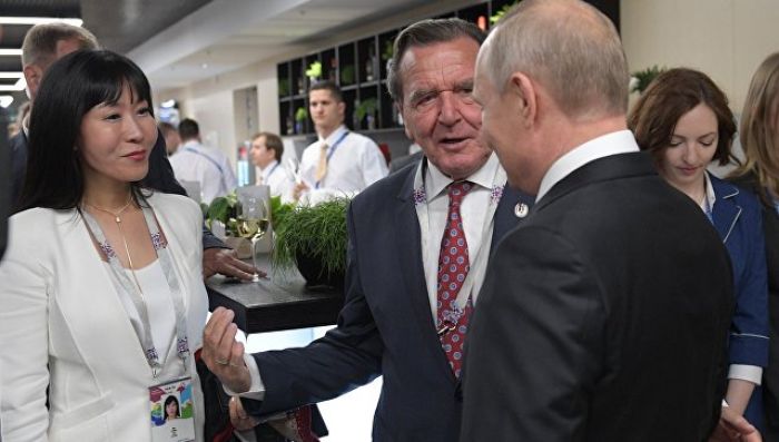 В Кремле опровергли сообщения о планах Путина приехать на свадьбу Шредера