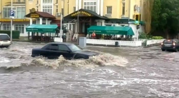 Автобусы Астаны сменили маршруты из-за затопленных дождем улиц 