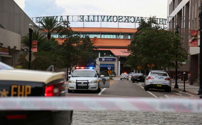 Полиция сообщила о массовой стрельбе в развлекательном центре во Флориде