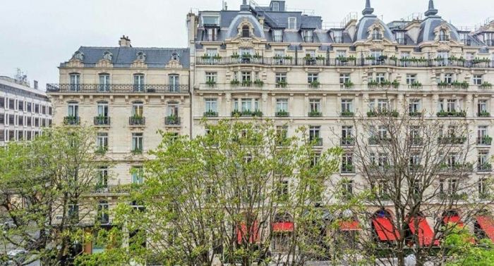 Богач из Казахстана продает нашумевшую квартиру в Париже за двойную цену 