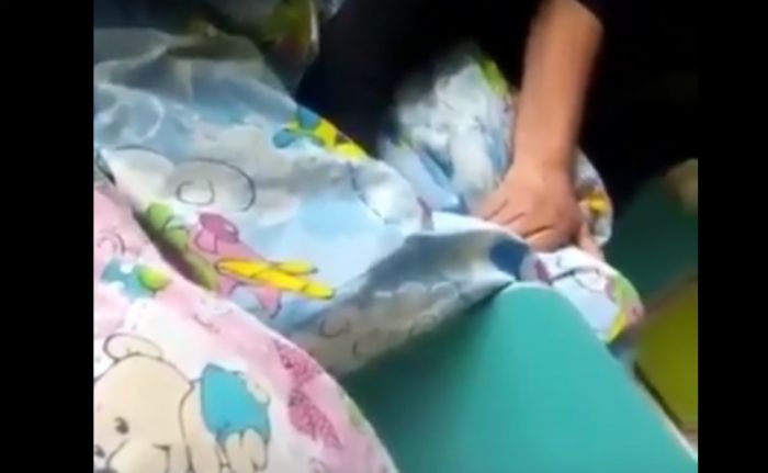 Воспитательница душила ребёнка под одеялом в Темиртау: начато расследование 