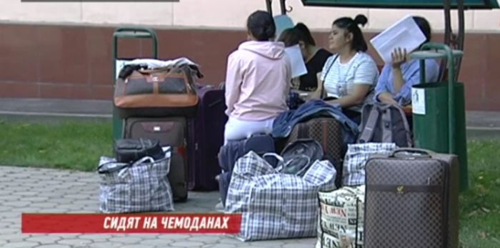 Студентки одного из вузов Алматы не могут попасть в общежитие 