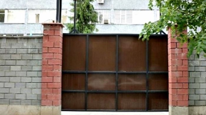 Причины возведения новых заборов вокруг здания ДВД Алматы озвучили в полиции 