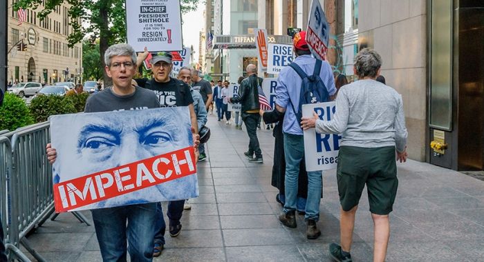 Почти половина американцев выступила за импичмент Трампа 