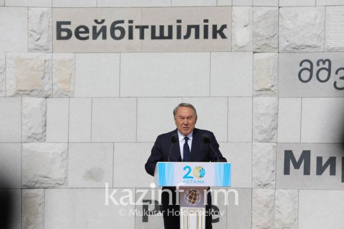 Президент Казахстана открыл монумент «Стена мира» в Астане 