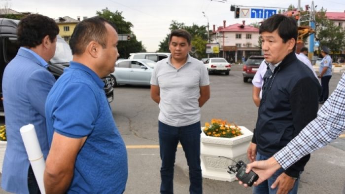 Перекладывайте всё обратно - Байбек раскритиковал тротуарную плитку на площади Абая 