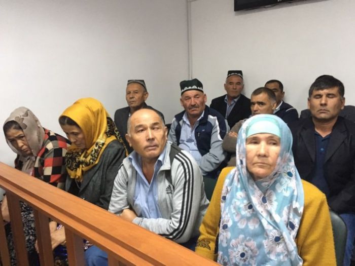 "Их где-то прячут": родные сгоревших в автобусе граждан Узбекистана не верят в смерть близких 