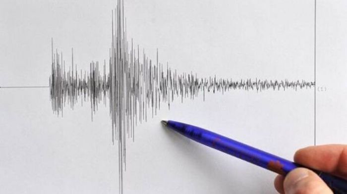 На Урале сильное землетрясение: жители рассказали о треснутых домах и провалившихся улицах 
