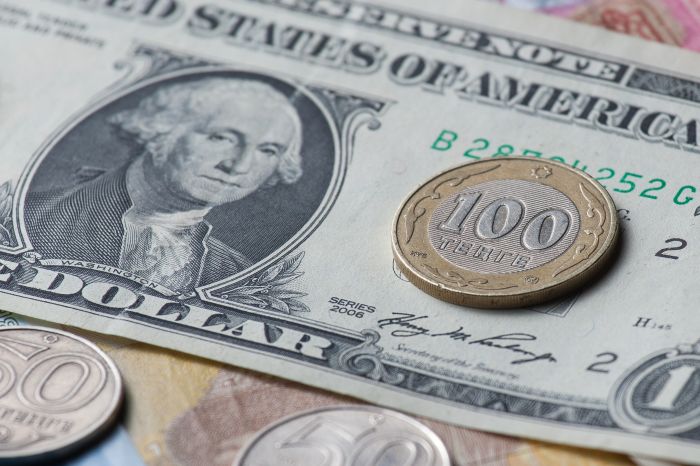 Тенге приблизился к отметке 370 за доллар
