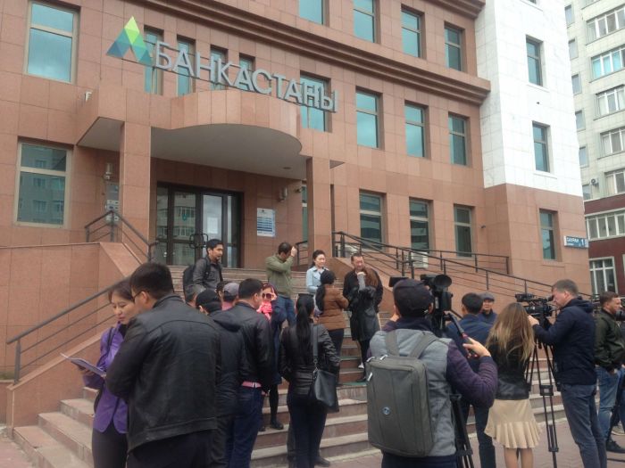 Вкладчики Банка Астаны ворвались в столичный филиал, требуя вернуть деньги 