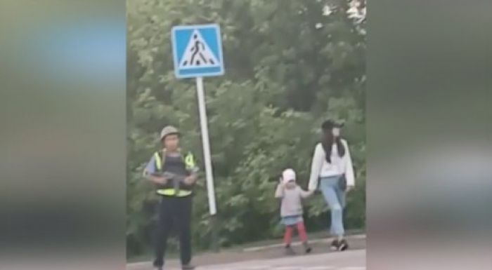 "Машет дулом автомата, как шашкой": видео объяснили в полиции Карагандинской области 