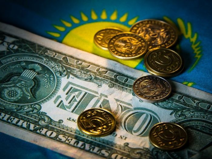 Доллар в обменниках стоит 381 тенге 