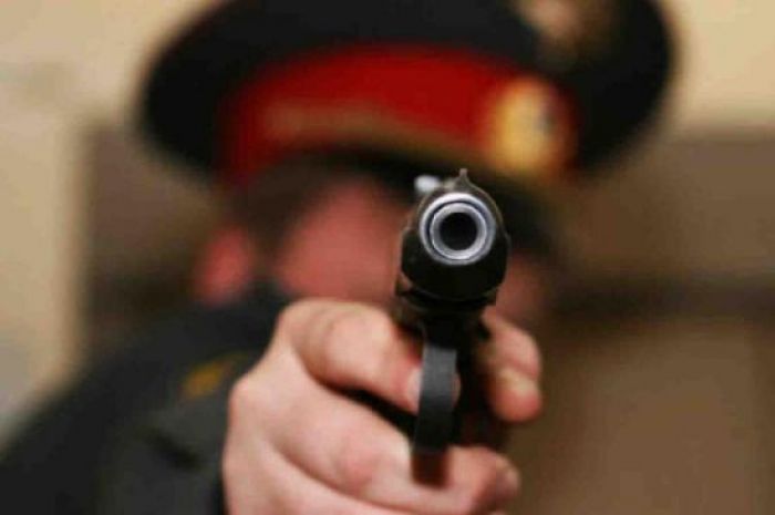 В ЗКО полицейский украл табельный пистолет​