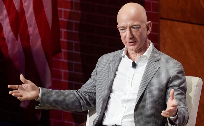 Самый богатый человек мира потратит $2 млрд на помощь бездомным и детям