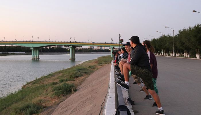 ...Первых нет и отстающих