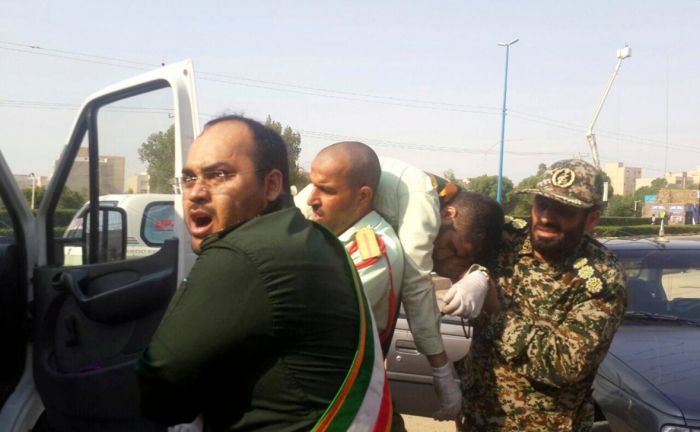 Неизвестные застрелили более 20 человек на военном параде в Иране 