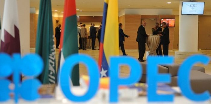 Экспортеры нефти решают, как реагировать на сокращение добычи  