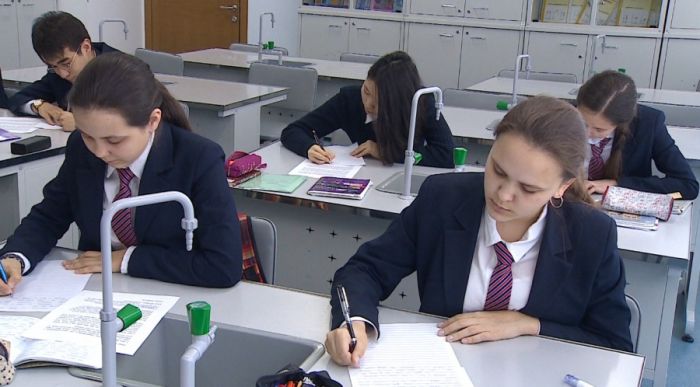 Казахстанским школьницам могут запретить носить мини-юбки 