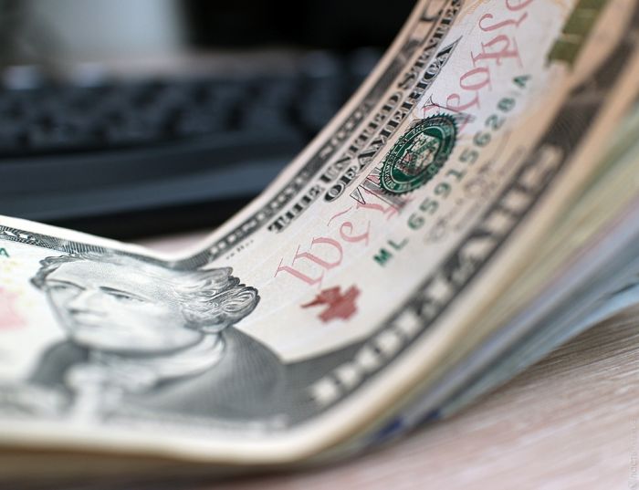 За сутки доллар подорожал почти на 6 тенге 