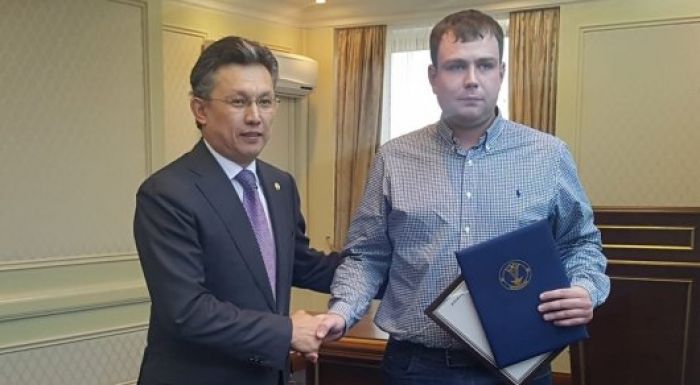 Аким Бахыт Султанов подарил полмиллиона тенге Артему Кареву 