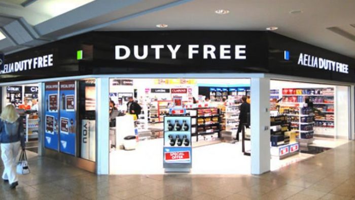 Конфеты и туалетная вода: таможенники отоварились в Duty Free за свой счет 