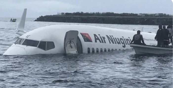 Пассажирский Boeing совершил аварийную посадку на воду в Микронезии 