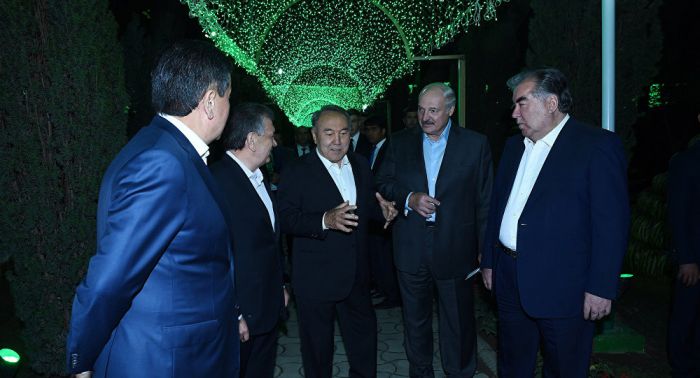 Назарбаев прогулялся по "райскому саду" в Душанбе и угостил Лукашенко гранатом 