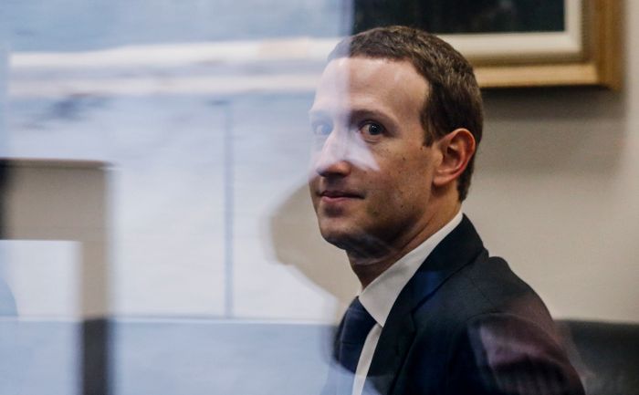 Хакер пообещал в прямом эфире удалить страницу Цукерберга из Facebook 