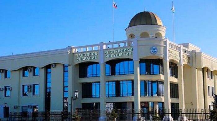 Многотысячная толпа оккупировала центр столицы Ингушетии, требуя отменить договор о границе с Чечней 